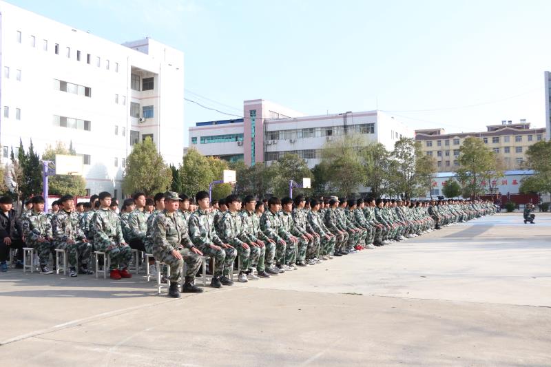 项城中专举行法制教育专题报告会