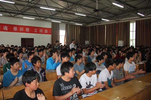 九州网页版召开法制安全教育报告会