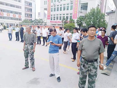 我校领导及班主任护送学生假日离校