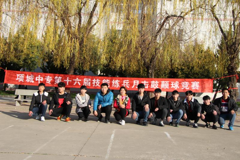 体育组举办击鼓颠球技能比赛