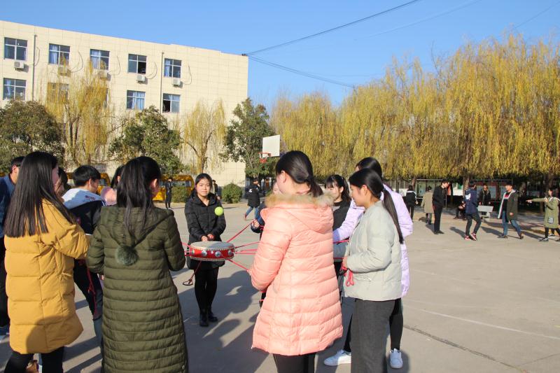 体育组举办击鼓颠球技能比赛