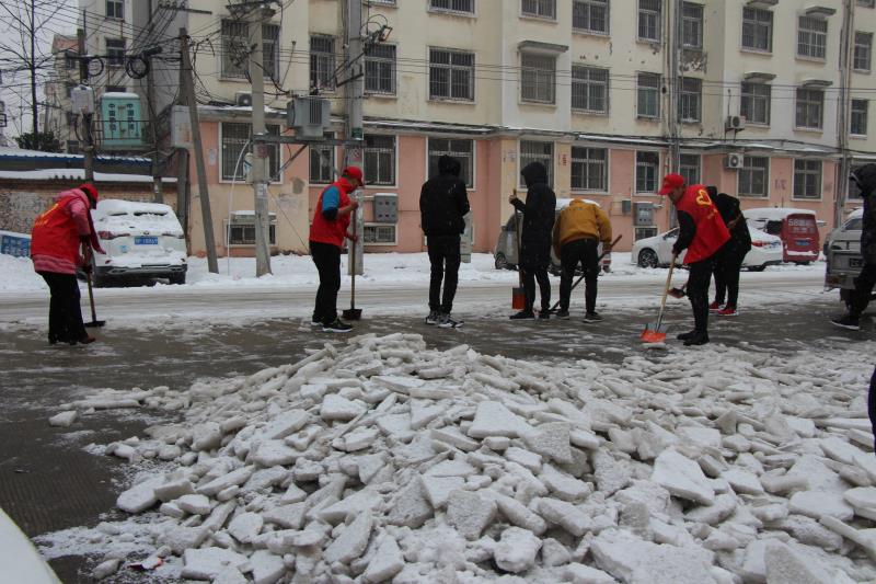 体育组教师第二次参加扫雪铲冰志愿服务活动