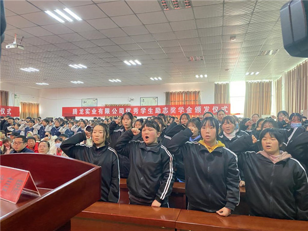 才智培育梦想  汗水浇灌希望  -记项城中专音幼、服装、旅游专业部期中考试及省技能大赛总结表彰大会