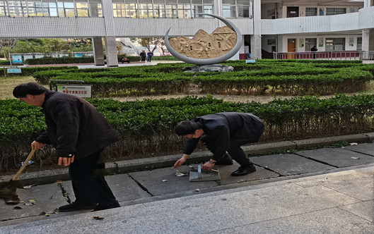 打造整洁校园 迎接崭新学期 —项城中专开展新学期卫生大扫除活动