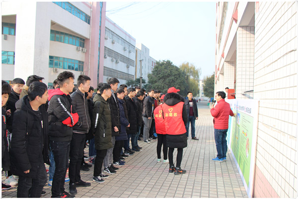 我校青年志愿者宣传安全教育知识