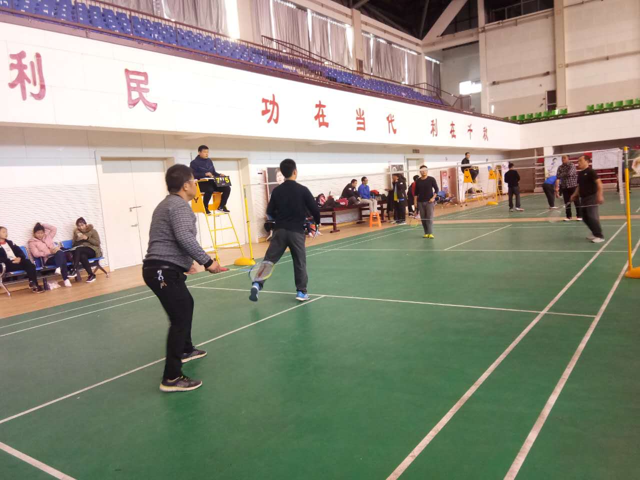 我组教师参加市羽毛球比赛获可喜成绩