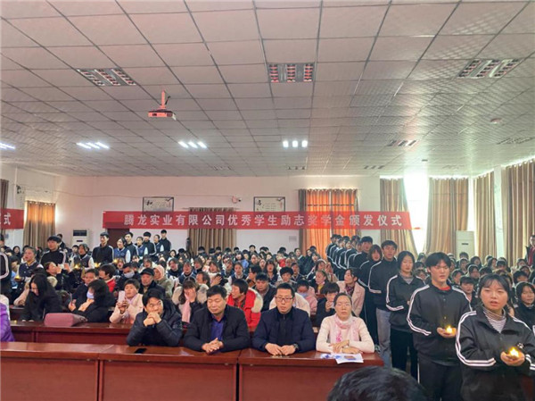 才智培育梦想  汗水浇灌希望  -记项城中专音幼、服装、旅游专业部期中考试及省技能大赛总结表彰大会